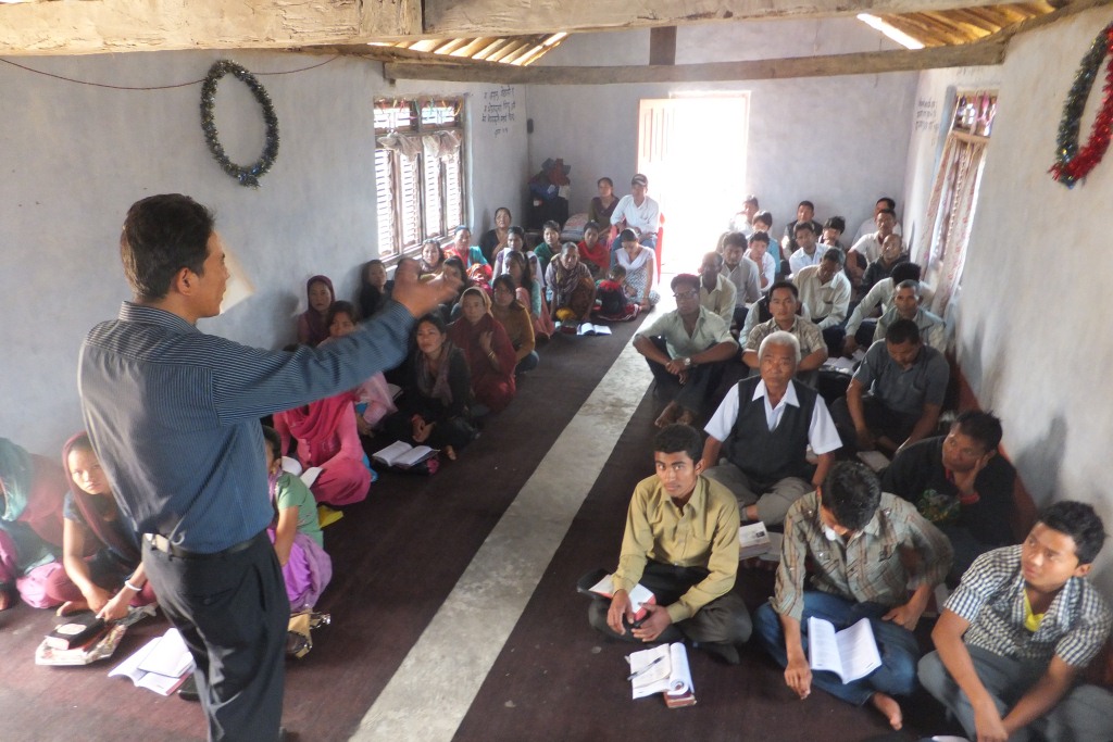 Cursus in Nijgadh, de spreker is Norbu Tamang