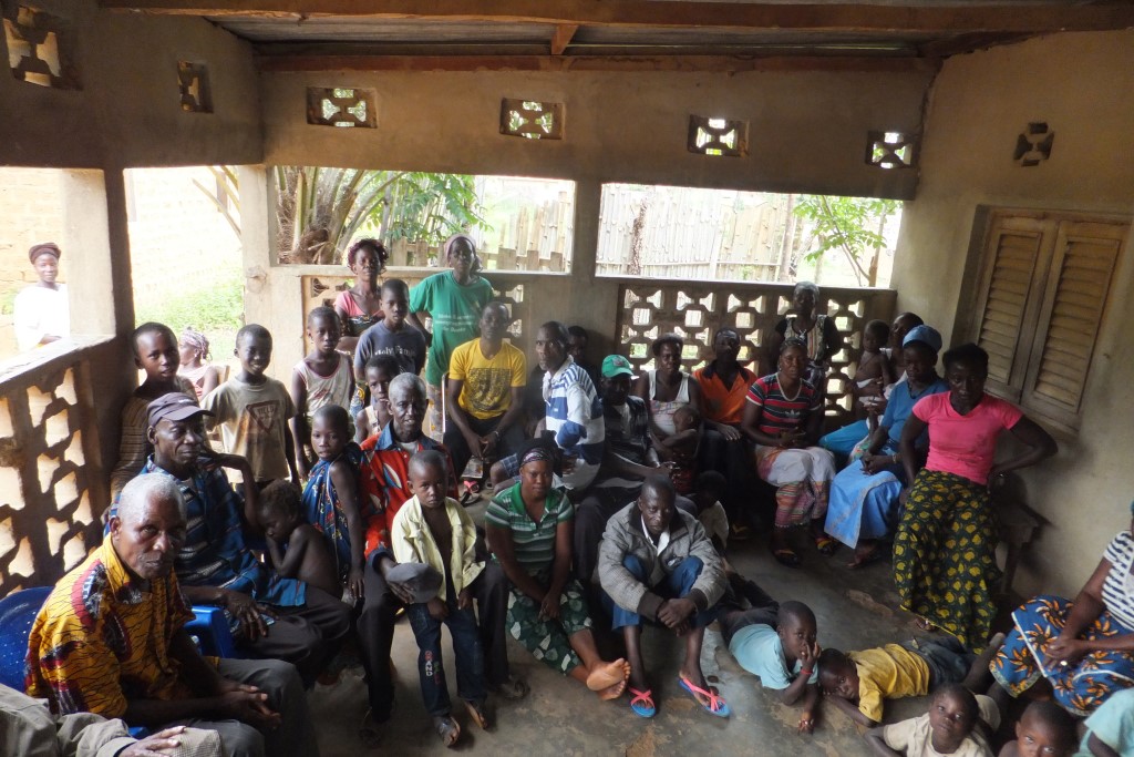 Huissamenkomst op de grens met Liberia (dorp Diainohou). 