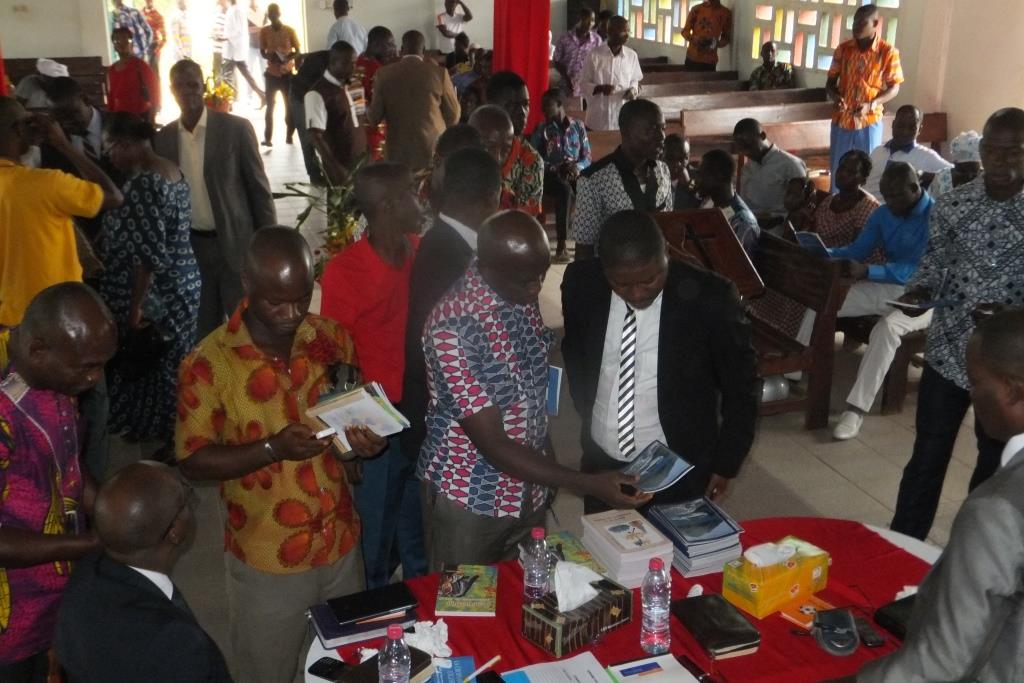 Boekentafel predikantenconferentie in Soubré