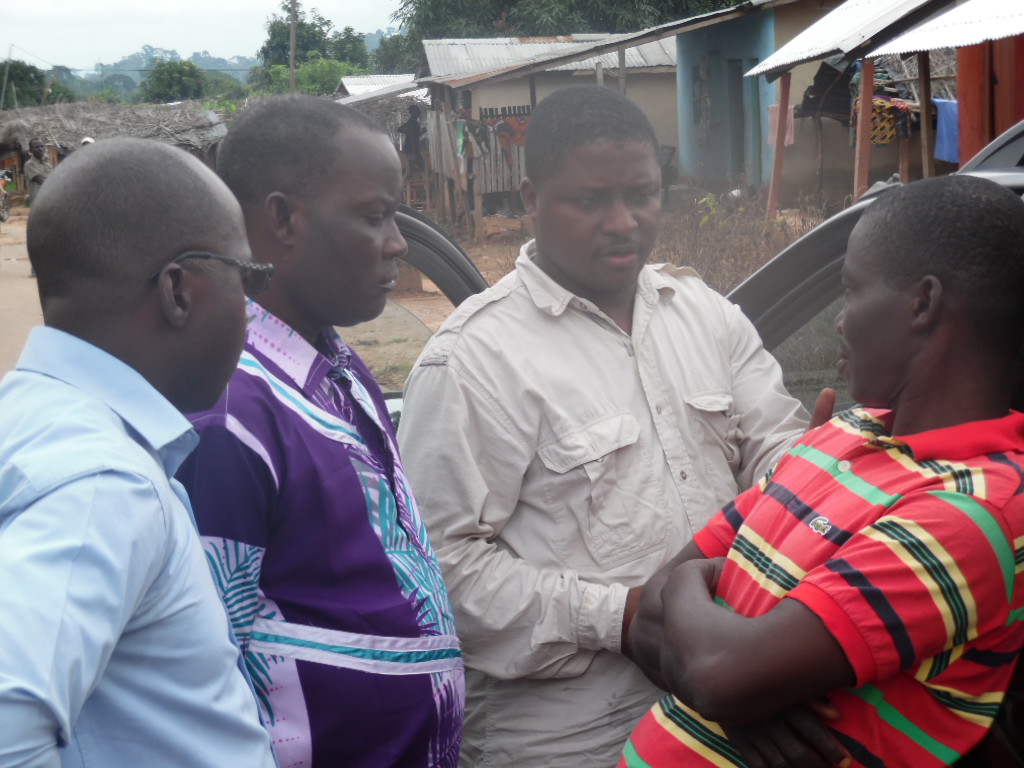 Ivoriaanse team (v.l.n.r. Philippe, Charles en Jean-Christophe) in gesprek met Augustin, de leider van ons werk in de regiko Logualeu.