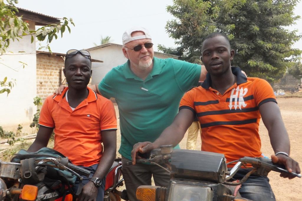 Samen met Samy (li) en Eddie, eerste nazorgwerkers stam Dan