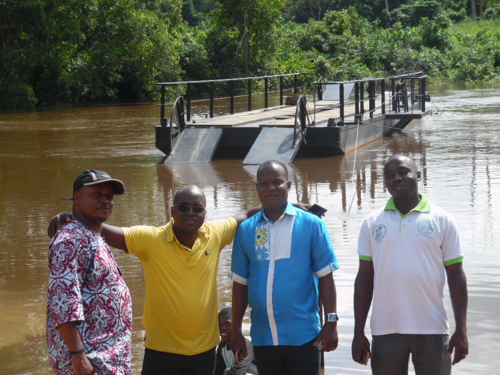 op de grens met Liberia; v.l.n.r. ons Ivoriaanse team: Jean-Christophe, Philippe, Charles en ds. Alfred uit Bin-Houye.