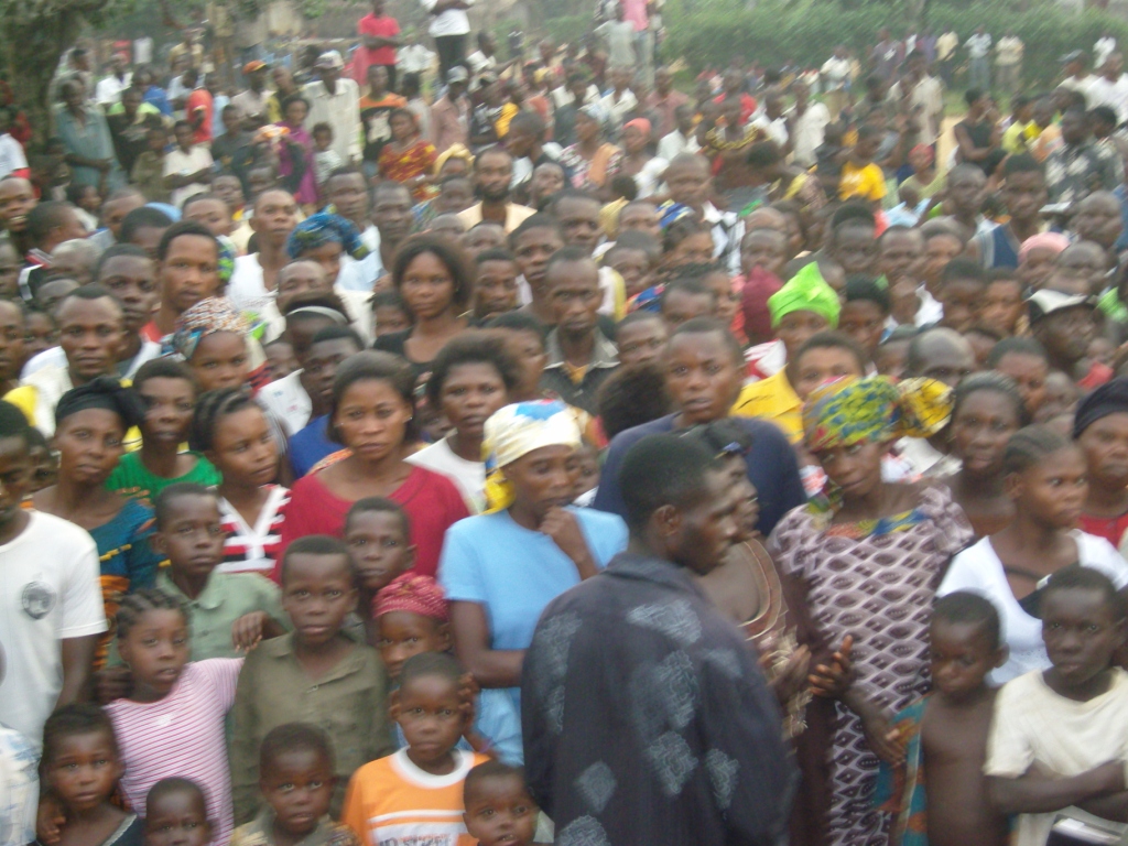 massa belangstellenden in Panu-cité