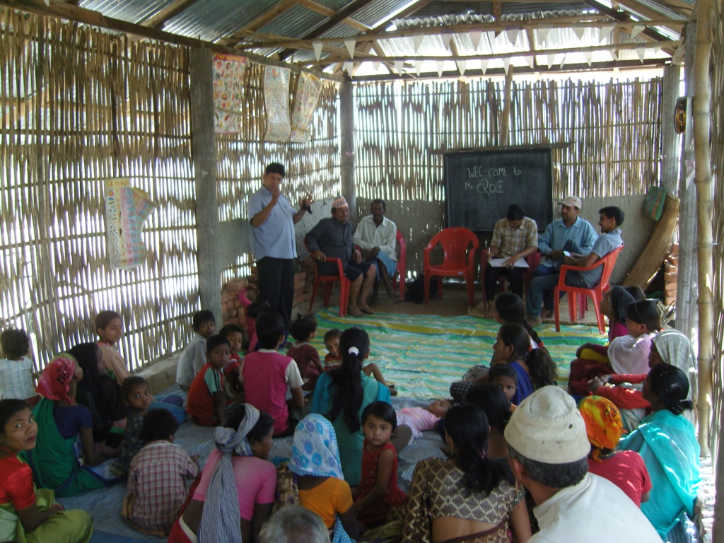 Evangelist Santosh in het nieuwe schooltje in Balamvita, voor de arme Santalibevolking